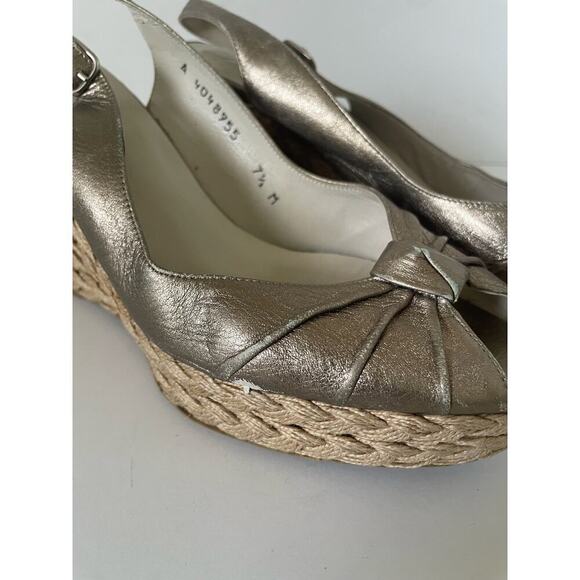 Stuart Weitzman Gold Peeptoe Slingback Espadrille Wedges Sandals • Size 7.5 🗣 - Picture 4 of 7